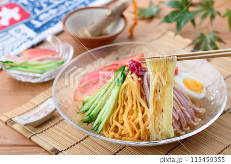 夏の料理 冷やし中華 涼しげな透明のお皿に盛り付けて 夏の料理 冷やし中華 涼しげな透明のお皿に盛り付けて 115459355