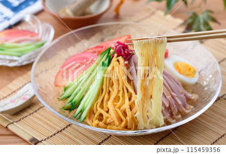 夏の料理 冷やし中華 涼しげな透明のお皿に盛り付けて 夏の料理 冷やし中華 涼しげな透明のお皿に盛り付けて 115459356