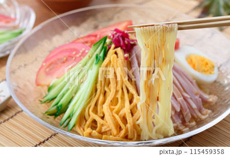 夏の料理 冷やし中華 涼しげな透明のお皿に盛り付けて 夏の料理 冷やし中華 涼しげな透明のお皿に盛り付けて 115459358