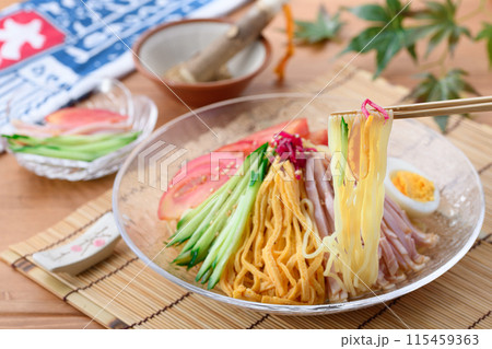 夏の料理 冷やし中華 涼しげな透明のお皿に盛り付けて 夏の料理 冷やし中華 涼しげな透明のお皿に盛り付けて 115459363