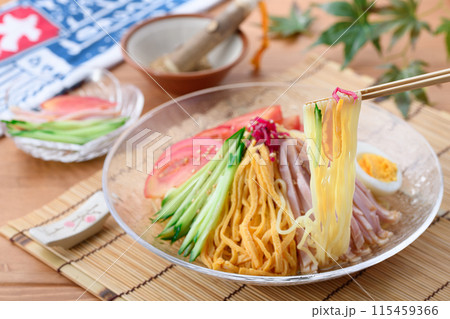 夏の料理 冷やし中華 涼しげな透明のお皿に盛り付けて 115459366
