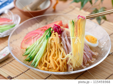 夏の料理 冷やし中華 涼しげな透明のお皿に盛り付けて 夏の料理 冷やし中華 涼しげな透明のお皿に盛り付けて 115459368