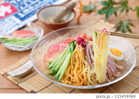 夏の料理 冷やし中華 涼しげな透明のお皿に盛り付けて 夏の料理 冷やし中華 涼しげな透明のお皿に盛り付けて 115459369