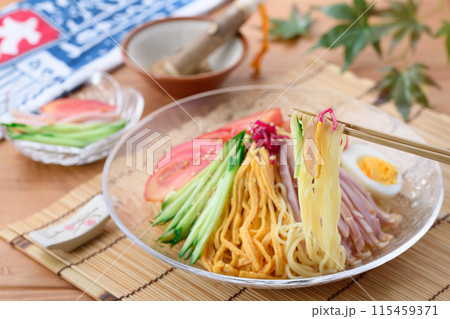 夏の料理 冷やし中華 涼しげな透明のお皿に盛り付けて 夏の料理 冷やし中華 涼しげな透明のお皿に盛り付けて 115459371