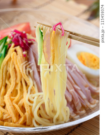 夏の料理 冷やし中華 涼しげな透明のお皿に盛り付けて 115459374