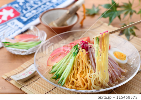 夏の料理 冷やし中華 涼しげな透明のお皿に盛り付けて 115459375