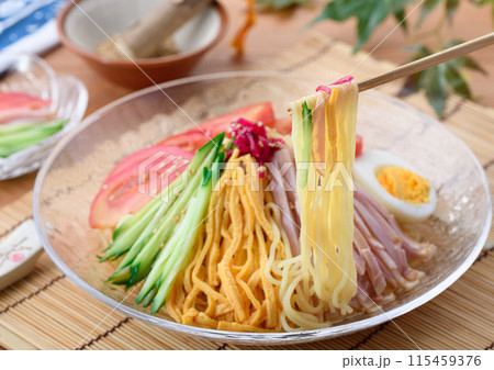夏の料理 冷やし中華 涼しげな透明のお皿に盛り付けて 夏の料理 冷やし中華 涼しげな透明のお皿に盛り付けて 115459376