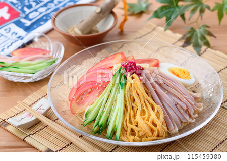 夏の料理 冷やし中華 涼しげな透明のお皿に盛り付けて 115459380