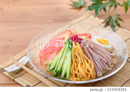 夏の料理 冷やし中華 涼しげな透明のお皿に盛り付けて 夏の料理 冷やし中華 涼しげな透明のお皿に盛り付けて 115459381