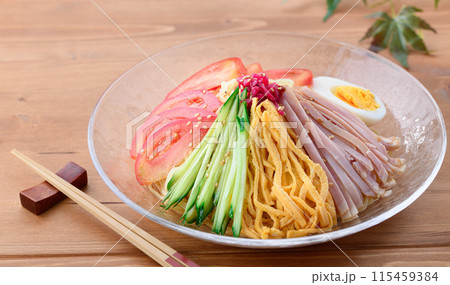 夏の料理 冷やし中華 涼しげな透明のお皿に盛り付けて 夏の料理 冷やし中華 涼しげな透明のお皿に盛り付けて 115459384
