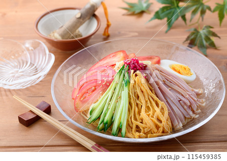 夏の料理 冷やし中華 涼しげな透明のお皿に盛り付けて 115459385