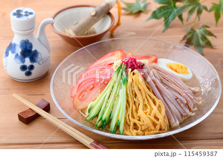 夏の料理 冷やし中華 涼しげな透明のお皿に盛り付けて 夏の料理 冷やし中華 涼しげな透明のお皿に盛り付けて 115459387