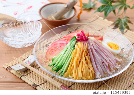 夏の料理 冷やし中華 涼しげな透明のお皿に盛り付けて 夏の料理 冷やし中華 涼しげな透明のお皿に盛り付けて 115459393