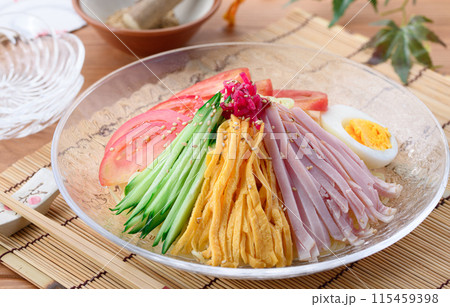 夏の料理 冷やし中華 涼しげな透明のお皿に盛り付けて 夏の料理 冷やし中華 涼しげな透明のお皿に盛り付けて 115459398