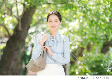 新緑の中に立つ女性のポートレート 新緑の中に立つ女性のポートレート 115459450