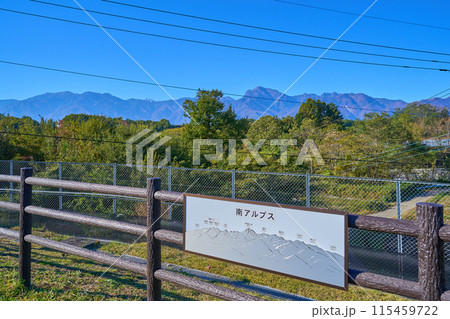山梨県北杜市の八ヶ岳PA(下り)の南アルプス展望台から南西側の南アルプスを見る 山梨県北杜市の八ヶ岳PA(下り)の南アルプス展望台から南西側の南アルプスを見る 115459722