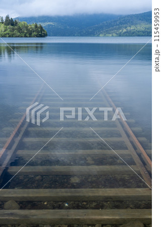 北海道絶景　湖底線路のある然別湖 115459953