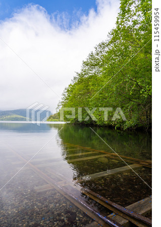 北海道絶景　湖底線路のある然別湖 115459954