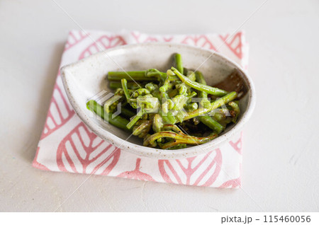 ワラビの酢味噌和え 115460056