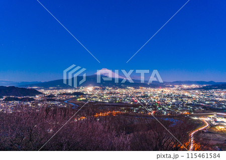 （静岡県）三島市の街灯りと夜明け前の富士山 115461584