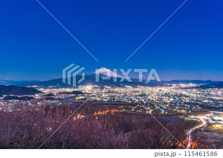 （静岡県）三島市の街灯りと夜明け前の富士山 115461586