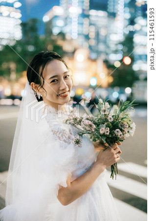 夜の東京駅と花嫁 115461593