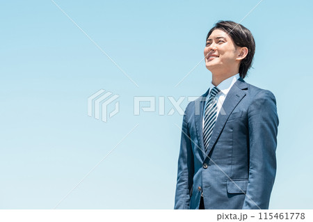 青空の中にいる笑顔の若いアジア人ビジネスマン（転職・成功・未来・チャレンジ・希望・目標・達成） 115461778