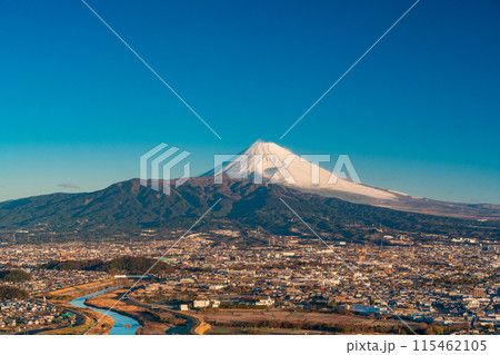 （静岡県）朝日が差し込んだ日守山から、三島市街並みと富士山 115462105