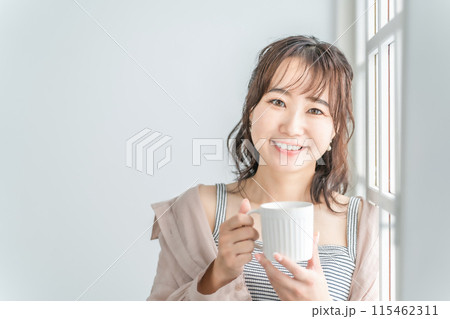 水・白湯・ミネラルウォーターを飲むアジア人女性(水分補給) 水・白湯・ミネラルウォーターを飲むアジア人女性(水分補給) 115462311