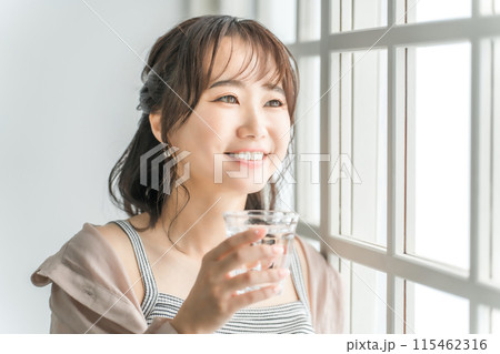 水・白湯・ミネラルウォーターを飲むアジア人女性(水分補給) 水・白湯・ミネラルウォーターを飲むアジア人女性(水分補給) 115462316