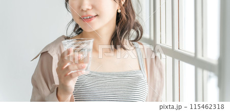 水・白湯・ミネラルウォーターを飲むアジア人女性(水分補給) 水・白湯・ミネラルウォーターを飲むアジア人女性(水分補給) 115462318