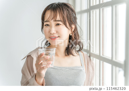 水・白湯・ミネラルウォーターを飲むアジア人女性（水分補給） 115462320