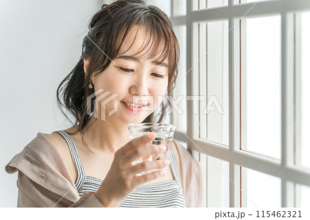 水・白湯・ミネラルウォーターを飲むアジア人女性（水分補給） 115462321