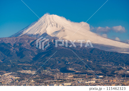 (静岡県)朝日が差し込んだ静岡県東部の街並みと富士山 (静岡県)朝日が差し込んだ静岡県東部の街並みと富士山 115462323