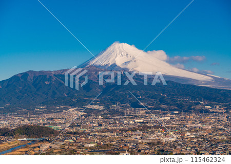 （静岡県）朝日が差し込んだ静岡県東部の街並みと富士山 115462324