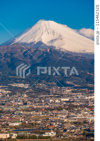 （静岡県）朝日が差し込んだ静岡県東部の街並みと富士山 115462328