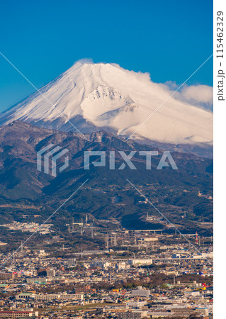 （静岡県）朝日が差し込んだ静岡県東部の街並みと富士山 115462329
