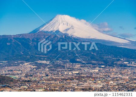 （静岡県）朝日が差し込んだ静岡県東部の街並みと富士山 115462331