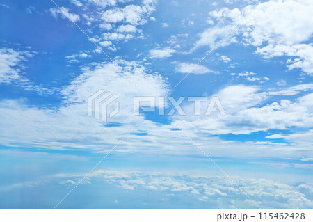 夏の青空と雲(空撮) 夏の青空と雲(空撮) 115462428