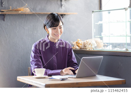 カフェでパソコンを見ている女性 115462455