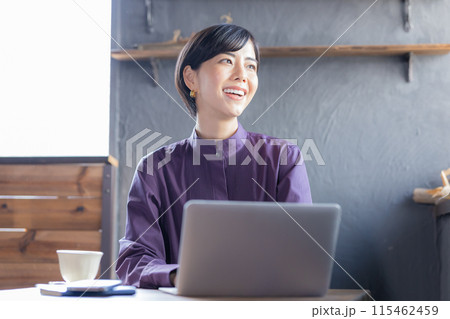 カフェでパソコンを見ている女性 カフェでパソコンを見ている女性 115462459
