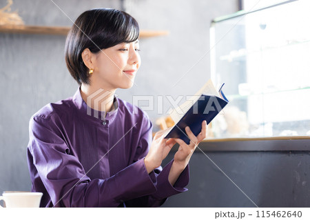 カフェで読書をしている女性 115462640