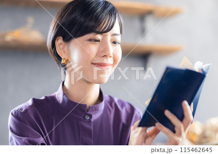 カフェで読書をしている女性 カフェで読書をしている女性 115462645