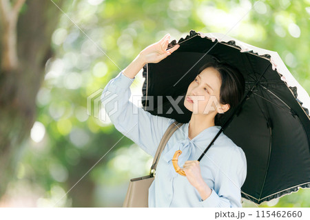 強い日差しに困る表情の女性 115462660