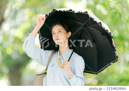 強い日差しに困る表情の女性 115462664