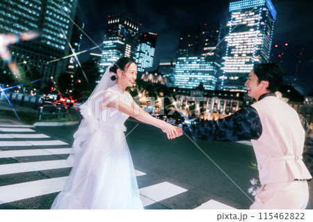 夜の東京駅でフォトウェディングを楽しむカップル 夜の東京駅でフォトウェディングを楽しむカップル 115462822
