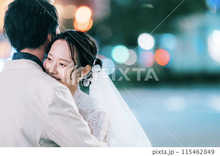 夜の街明かりで抱き合うカップル 夜の街明かりで抱き合うカップル 115462849