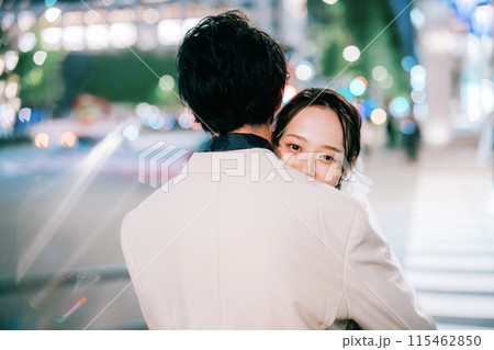 夜の街明かりで抱き合うカップル 115462850