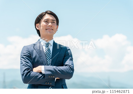 青空の中の若いアジア人ビジネスマン(弁護士,税理士,会計士,行政書士,銀行員,公務員) 青空の中の若いアジア人ビジネスマン(弁護士,税理士,会計士,行政書士,銀行員,公務員) 115462871