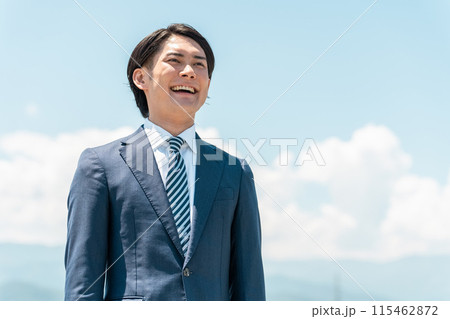 青空の中にいる笑顔の若いアジア人ビジネスマン(転職・成功・未来・チャレンジ・希望・目標・達成) 青空の中にいる笑顔の若いアジア人ビジネスマン(転職・成功・未来・チャレンジ・希望・目標・達成) 115462872
